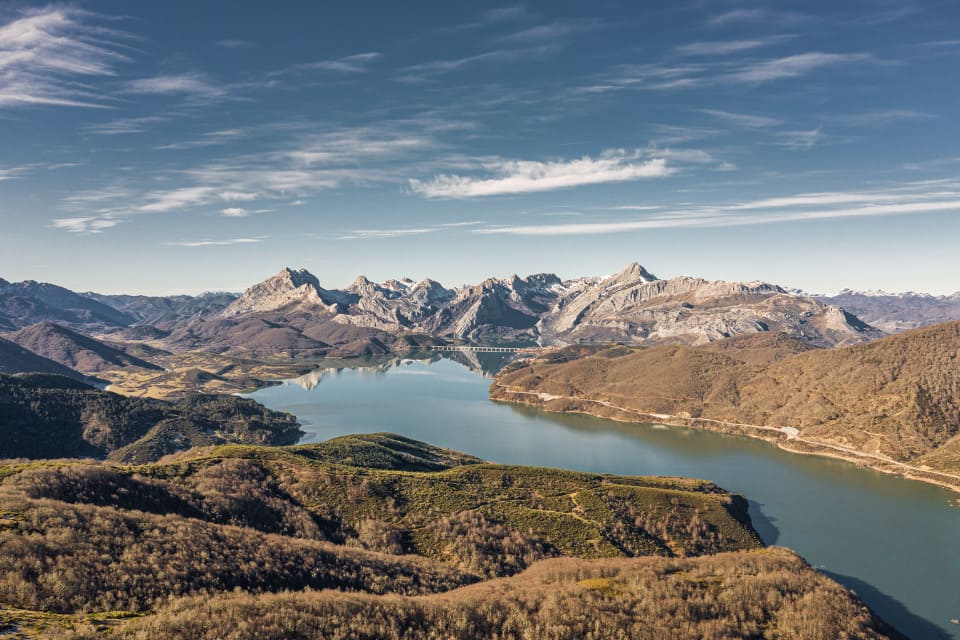 panoramica embalse de montana de riano