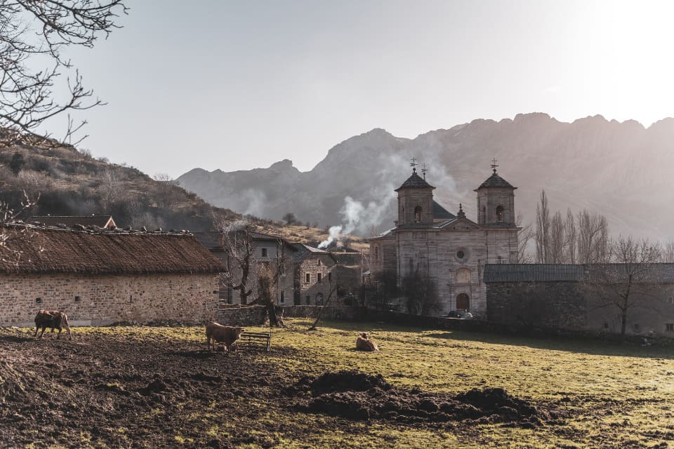 panoramica pueblo montana de riano
