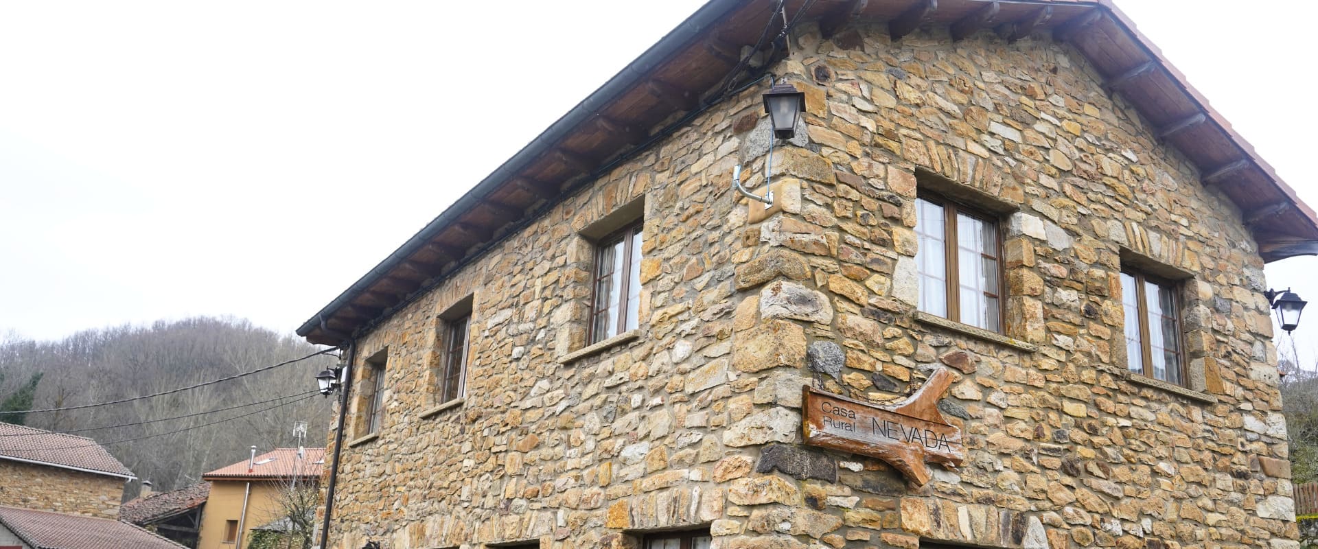 fachada de una casa rural en riano