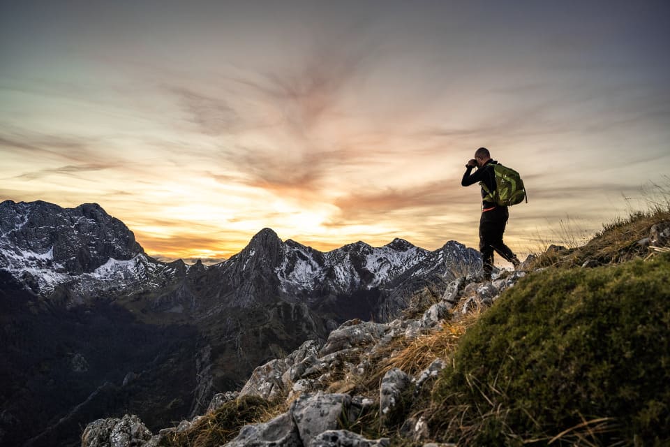 hombre haciendo una ruta de senderismo